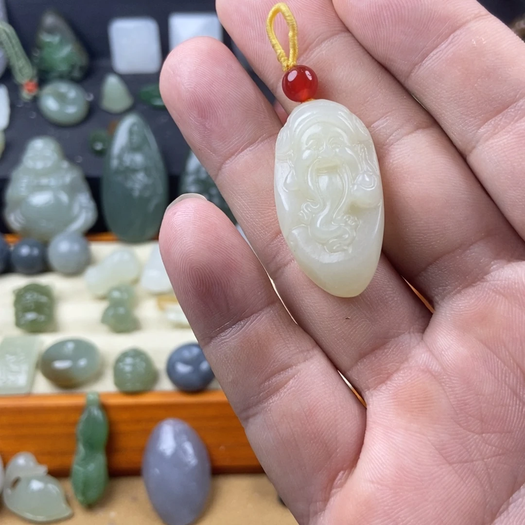 玫***刺颈饰未镶嵌和田玉