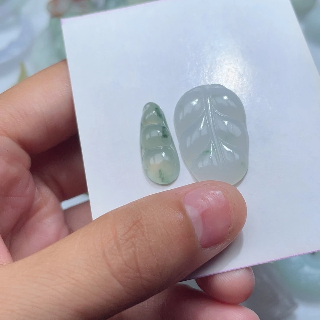 翡翠未镶嵌颈饰是