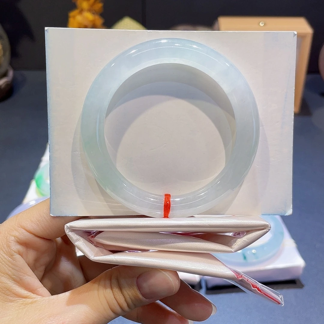 翡翠手镯未镶嵌翡翠手镯
