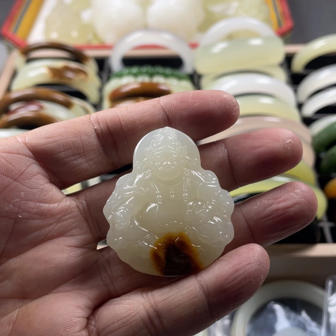 透闪石质玉颈饰未镶嵌黄口黄财神带皮吊坠