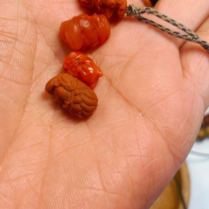 南红玛瑙南红小吊坠多样性发货合金