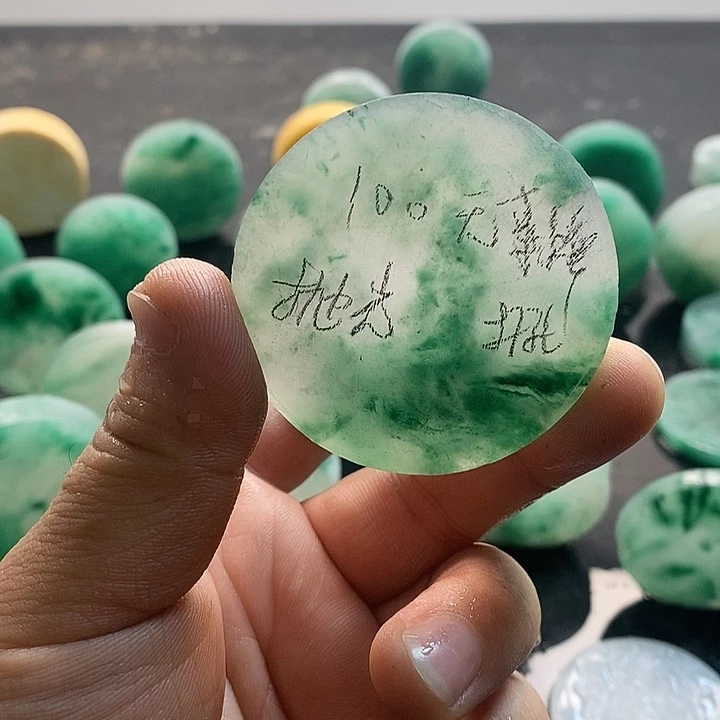 定制石英质玉（非洲翠）米****?无事牌抛光打孔