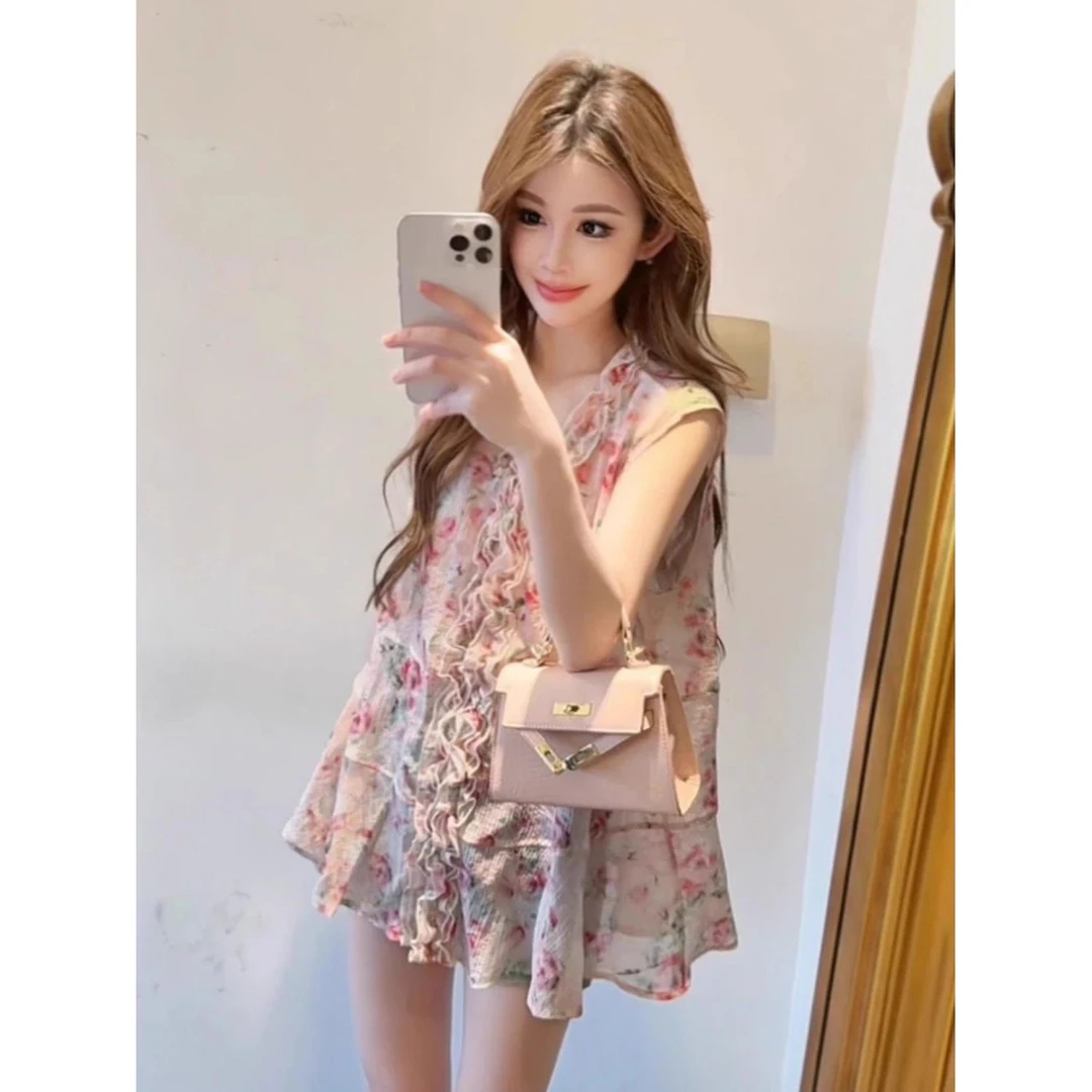 2025夏季新款女宽松百搭时尚风设计感V领显瘦碎花木耳边无袖上衣