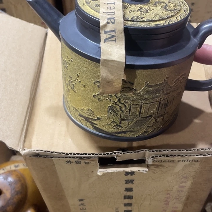 紫砂茶壶矿泥料手工制作的一把紫砂壶。