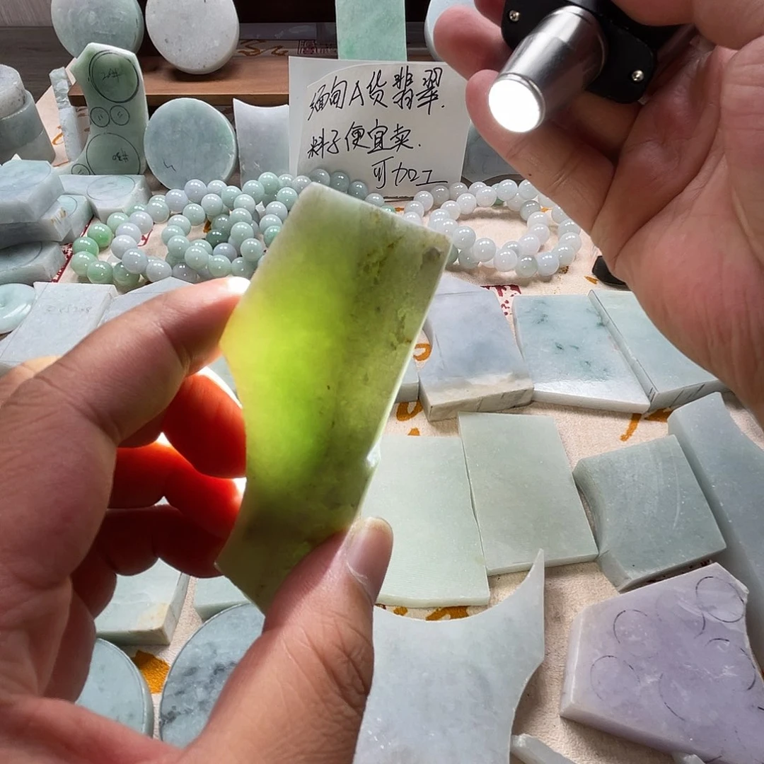 翡翠未镶嵌颈饰缅甸A货翡翠毛料