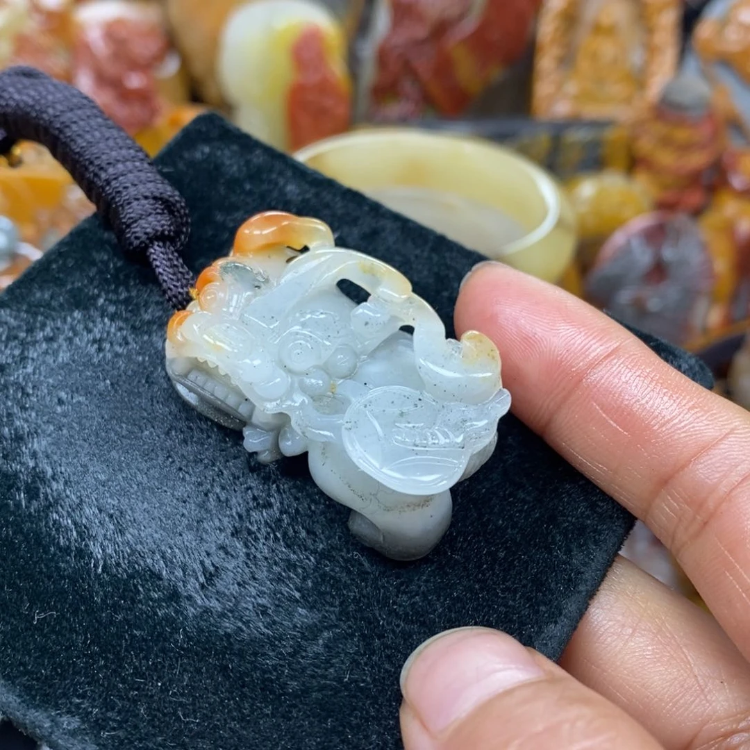 未镶嵌石英质玉（黄龙玉）颈饰