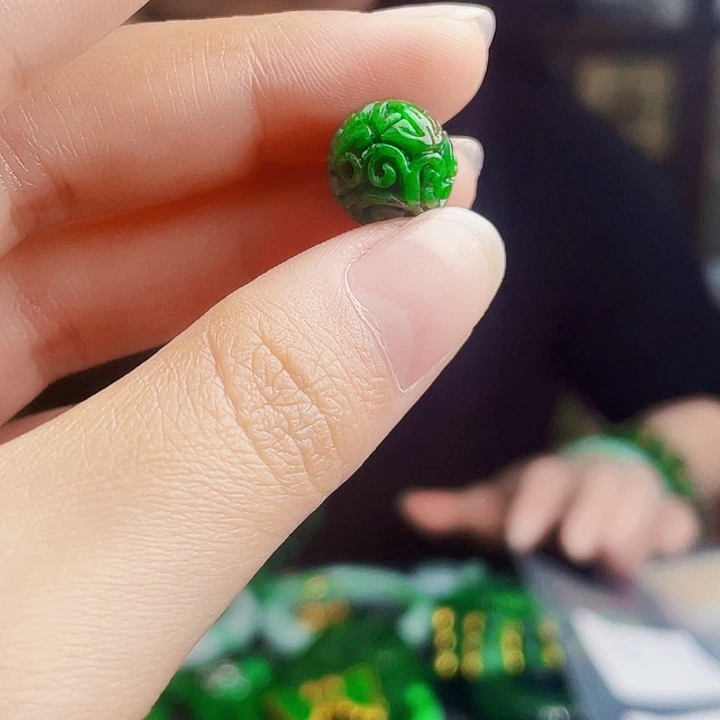 翡翠未镶嵌颈饰多样性