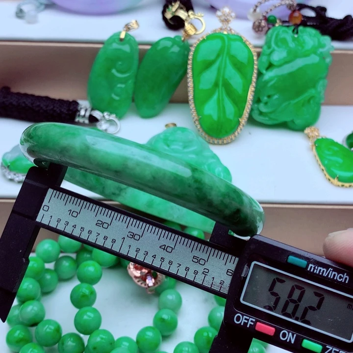 翡翠未镶嵌手镯．．．．．