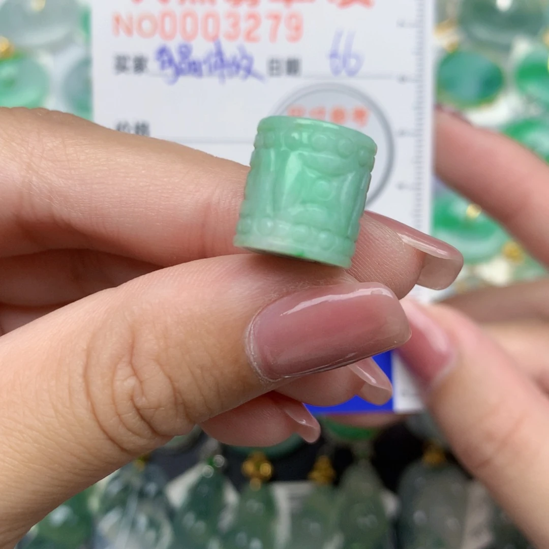 翡翠未镶嵌颈饰路路桶
