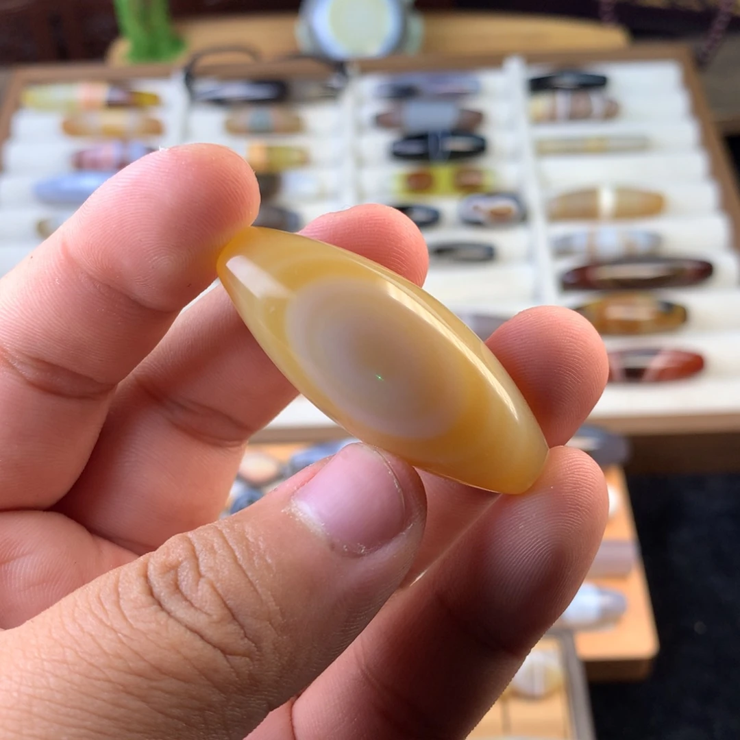 玛瑙/玉髓颈饰未镶嵌摩**典