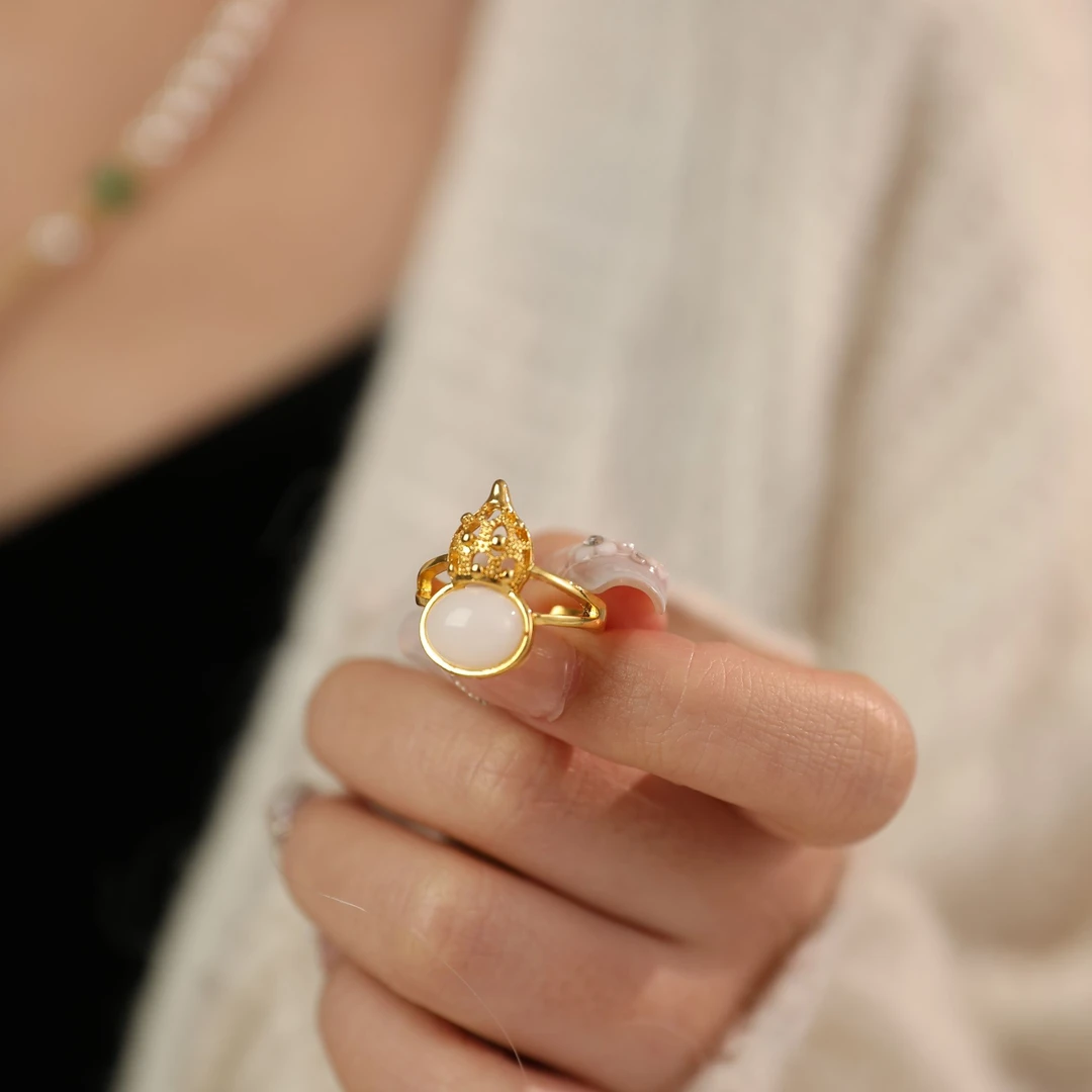 白玉色福禄简约时尚百搭