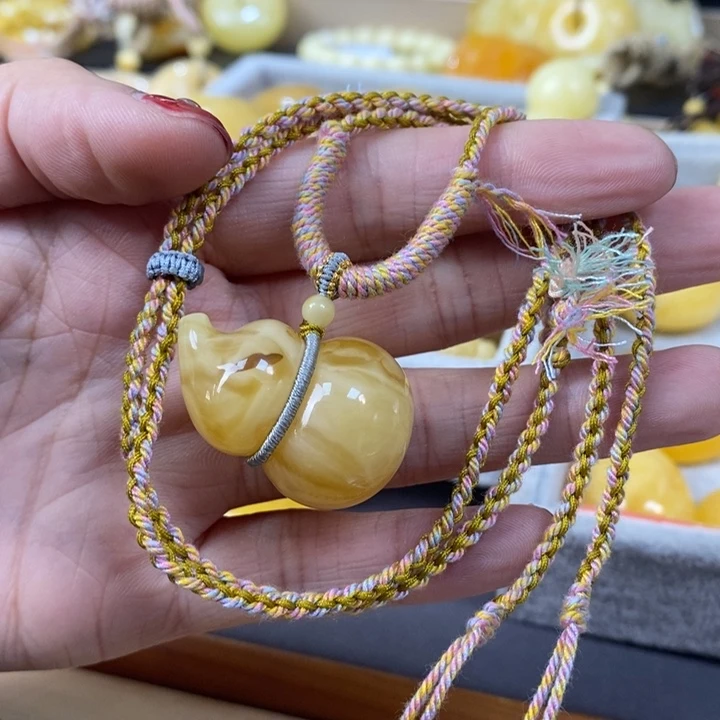 琥珀颈饰未镶嵌葫芦