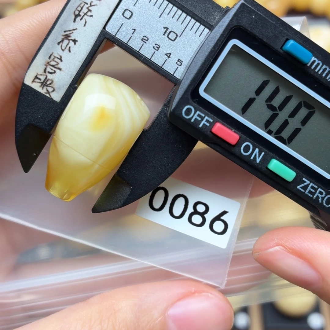 V***s琥珀未镶嵌裸石蜜蜡微瑕