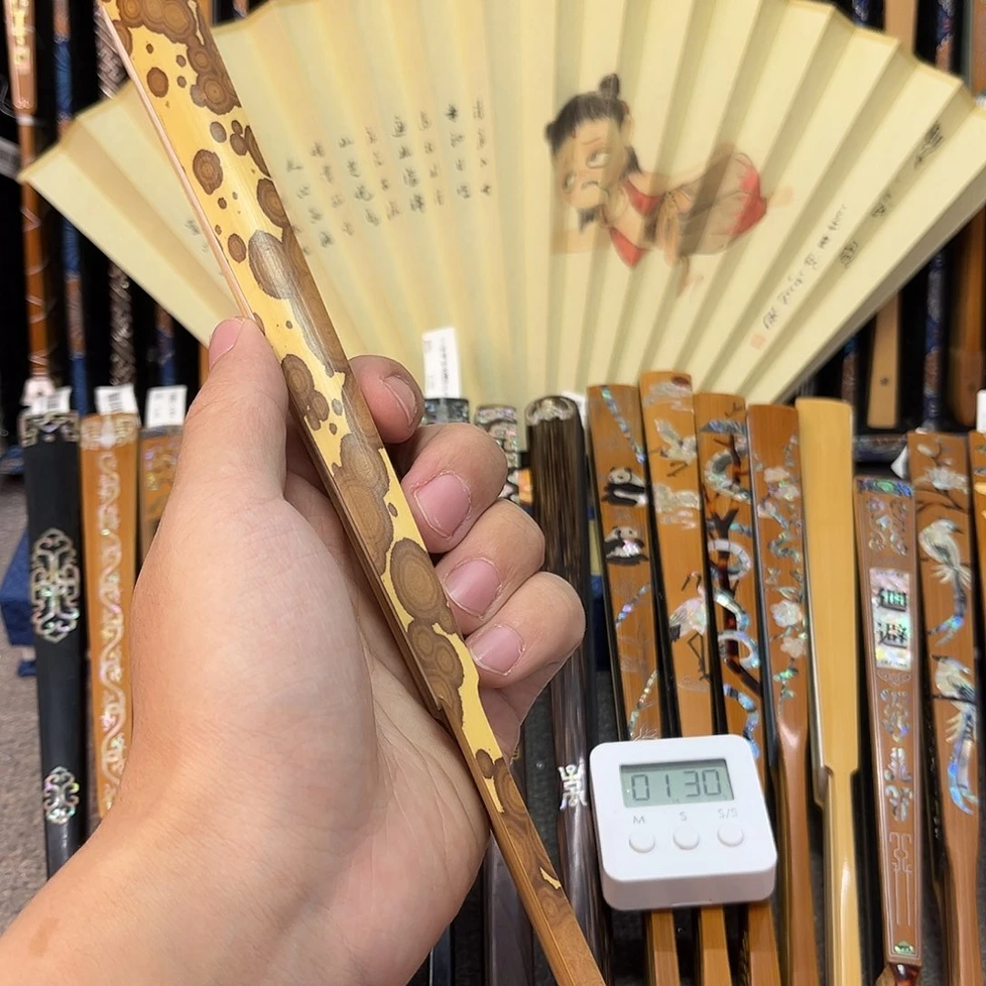 扇子是***人纯手工制作的