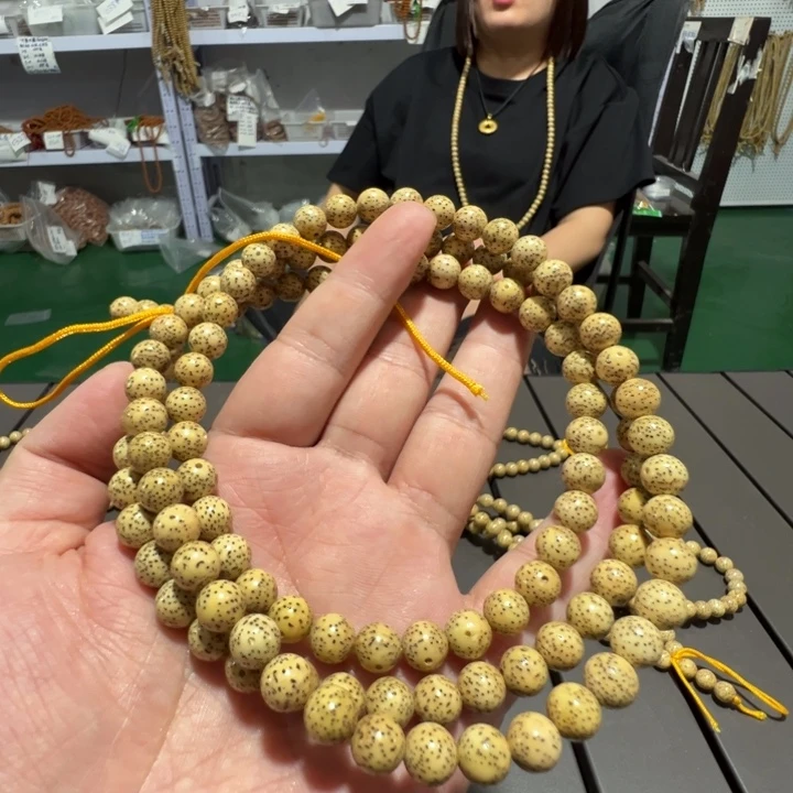 星月菩提吊坠鸡油黄0.9左右108颗