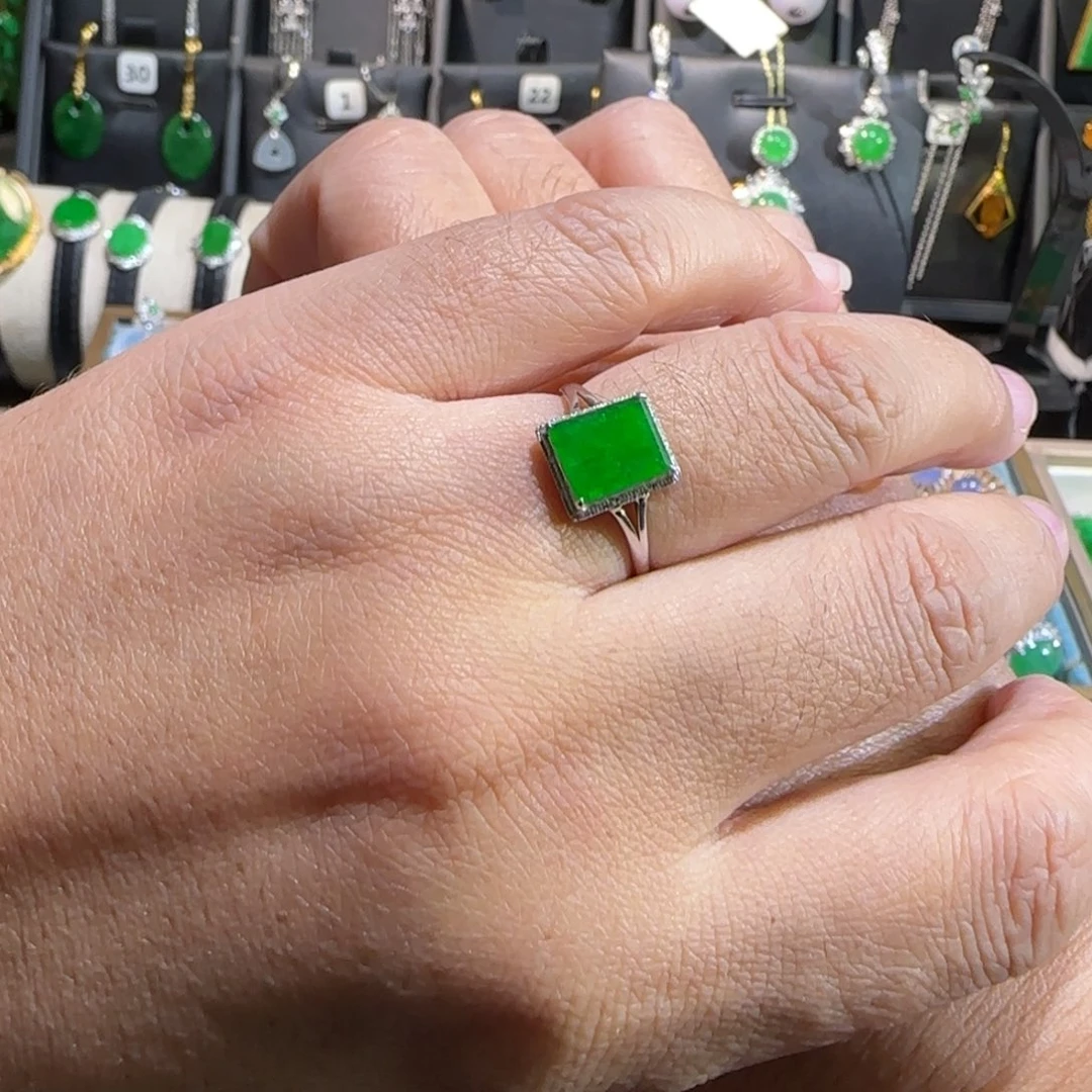 翡翠18K金镶嵌颈饰戒指