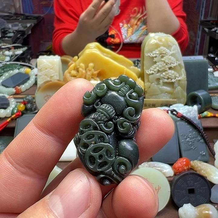 和田玉未镶嵌颈饰三钱貔貅