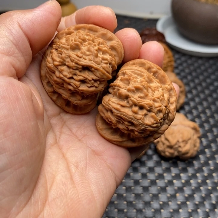 文玩核桃把件✎****吹白狮子
