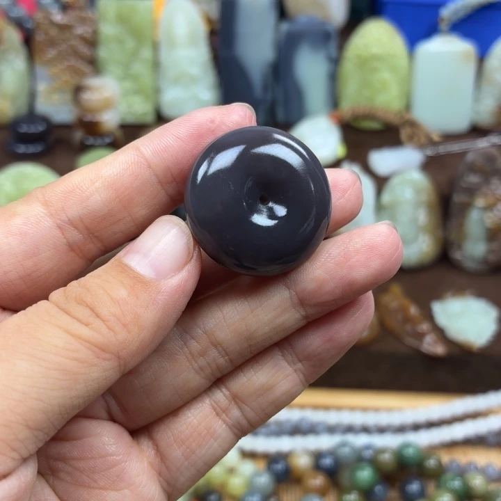 Y***。颈饰未镶嵌和田玉