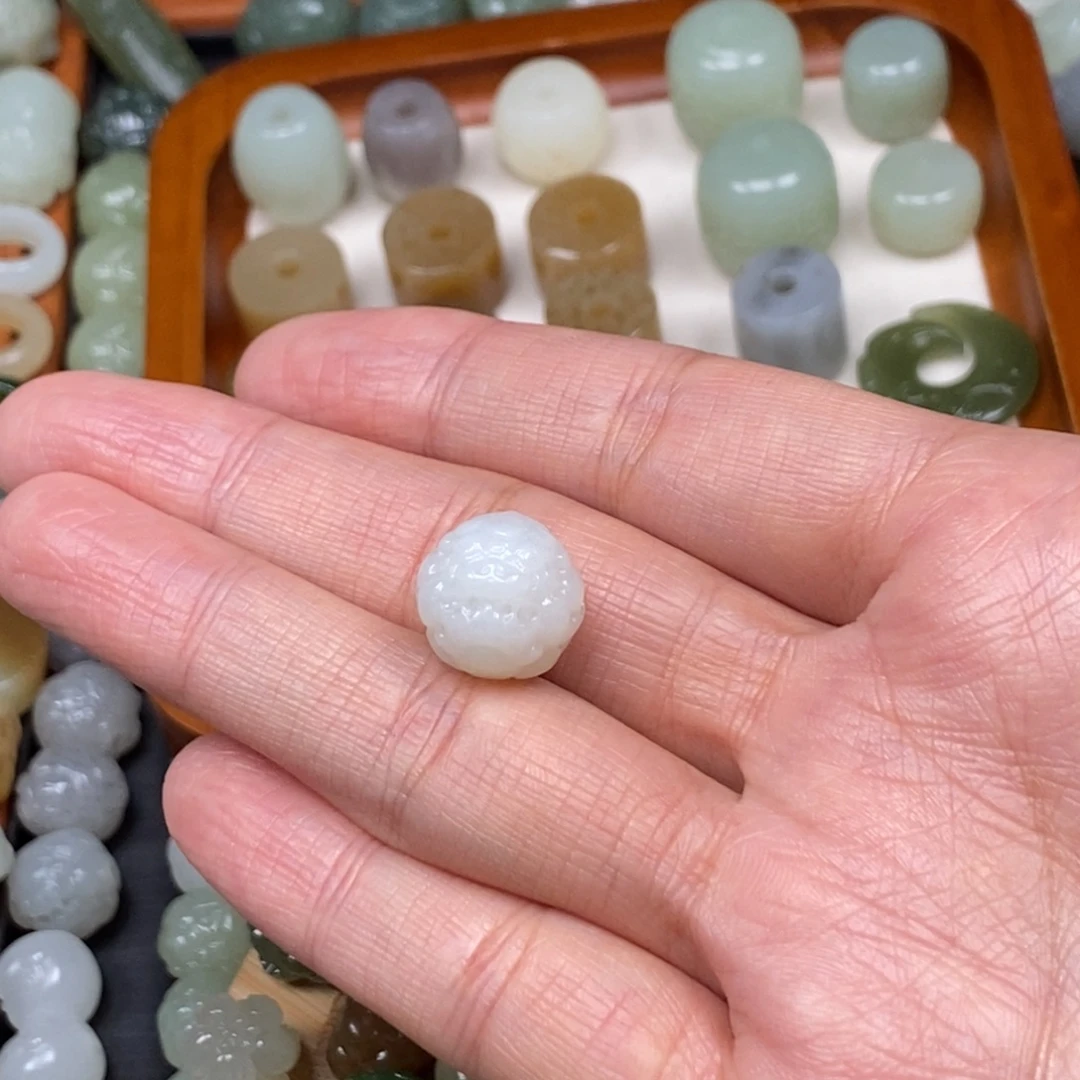 新***一和田玉未镶嵌颈饰