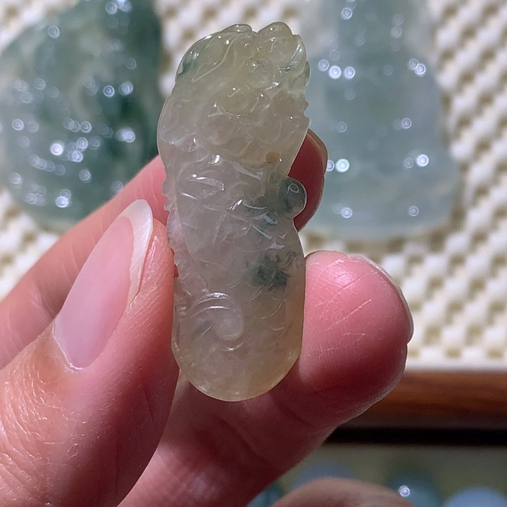 翡翠未镶嵌颈饰龙鱼