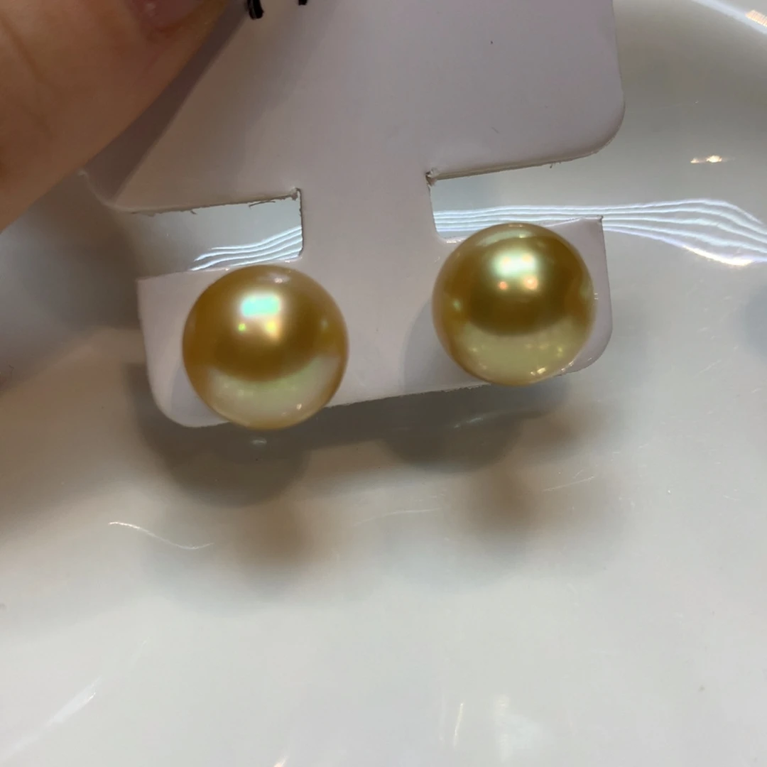 18K金镶嵌海水珍珠耳饰