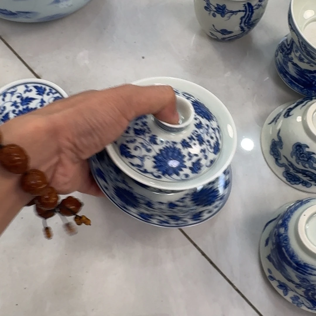 摆件陶青花缠枝莲三才盖碗