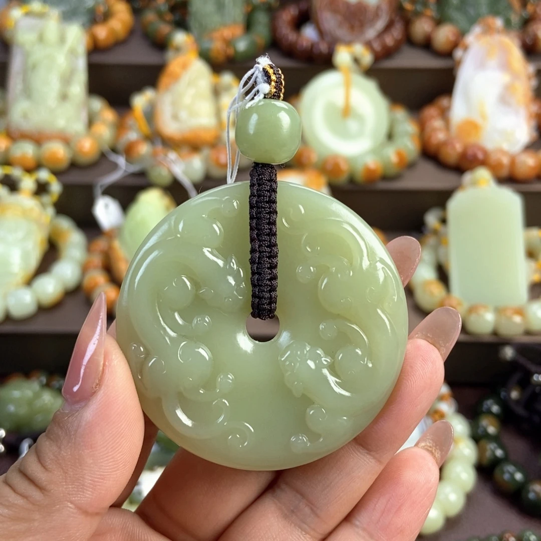 人***戲透闪石质玉未镶嵌颈饰