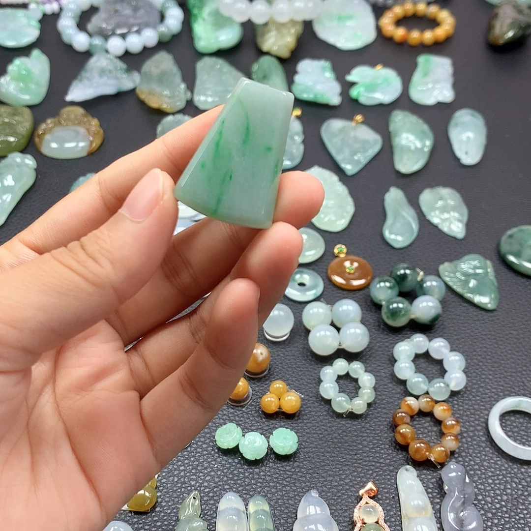 翡翠未镶嵌颈饰无事牌