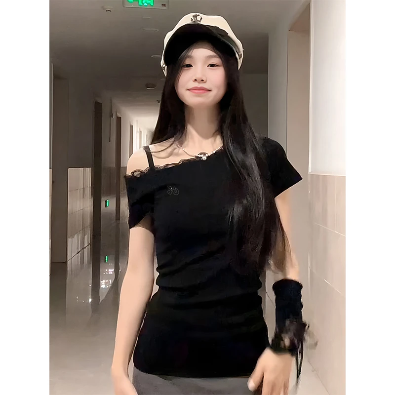 设计感蕾丝拼接斜领修身短袖t恤女装夏季小众辣妹纯欲露肩上衣ins
