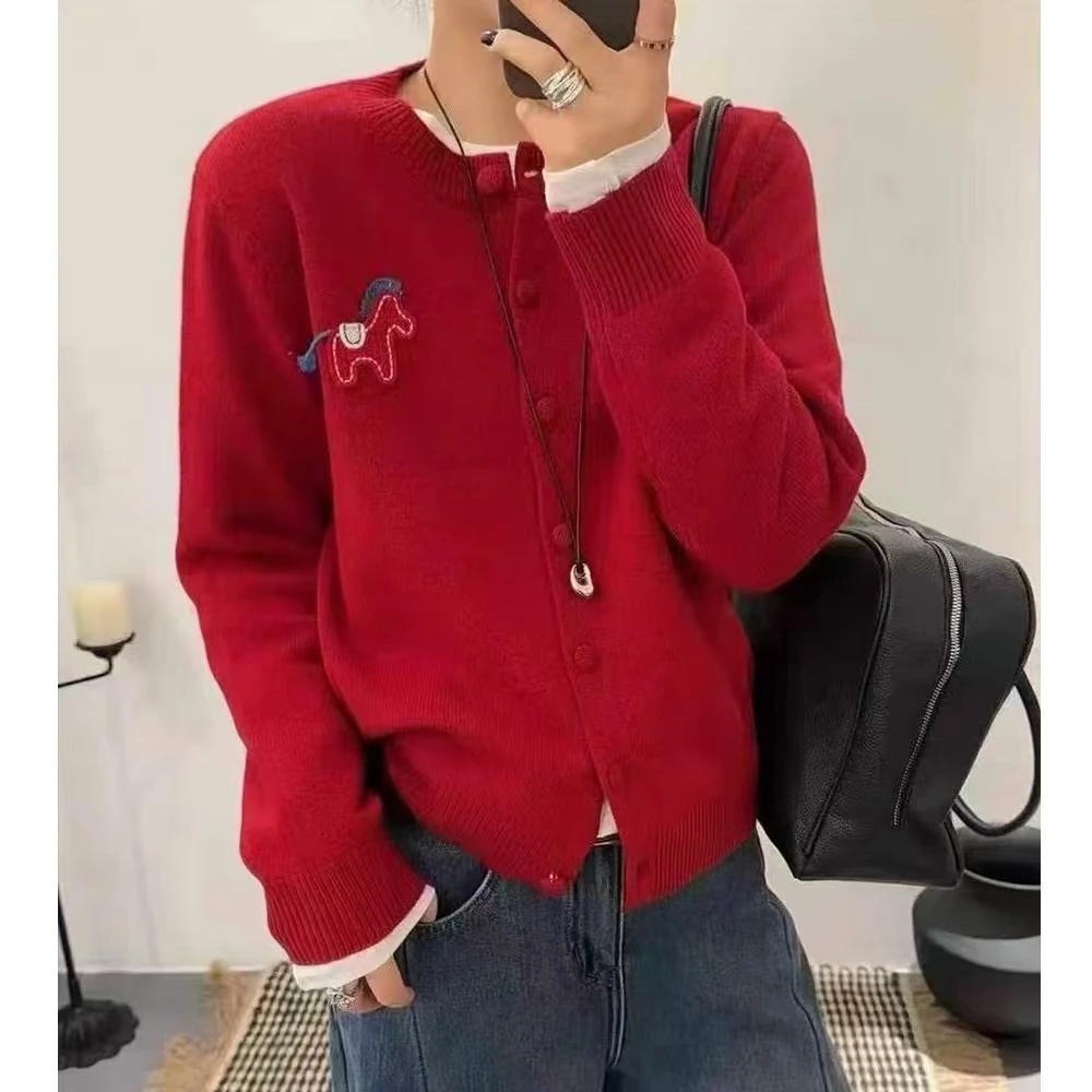 欧货~羊绒混纺，中小版，红色小马刺绣针织开衫，均码，百搭，显瘦