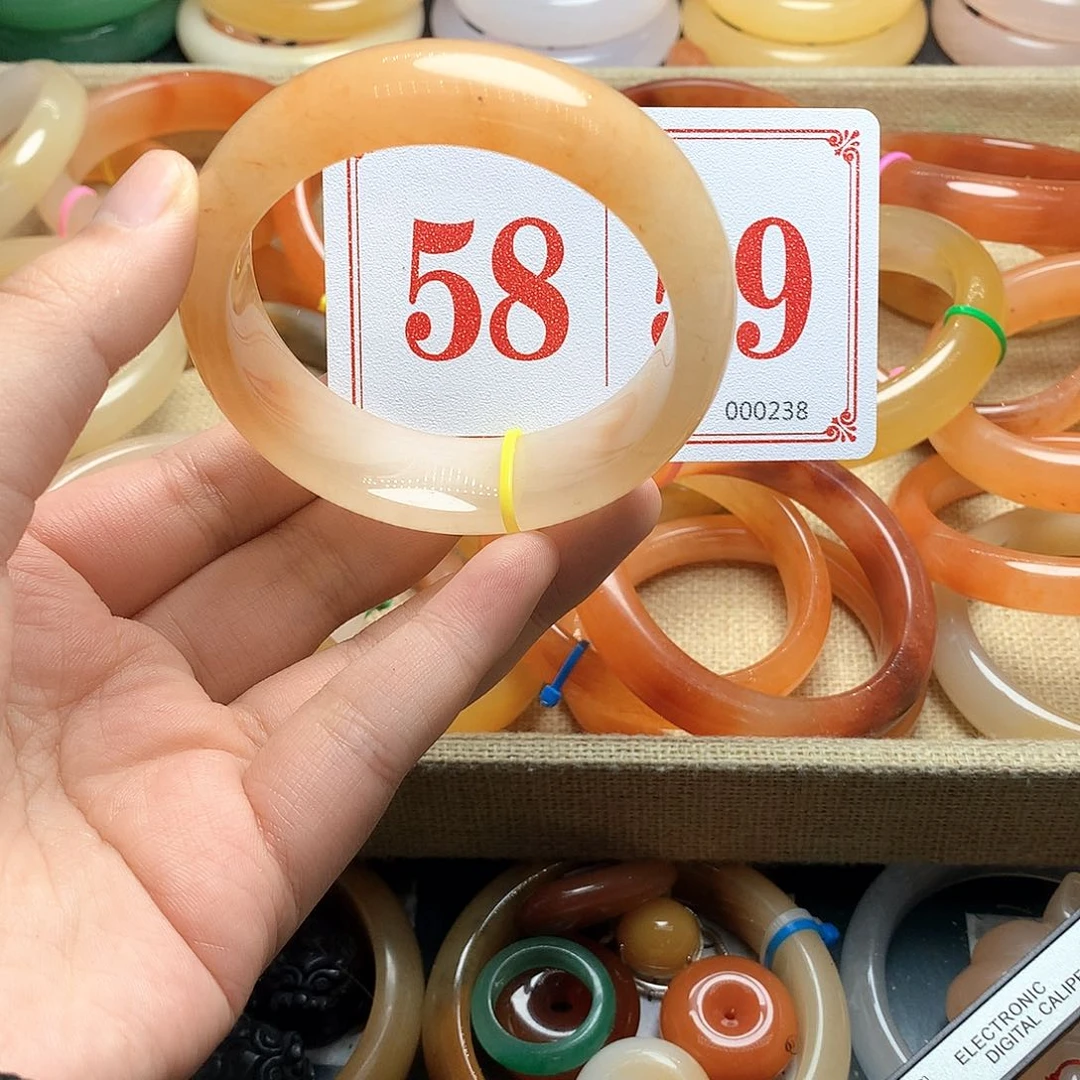 未镶嵌石英质玉（黄龙玉）手镯