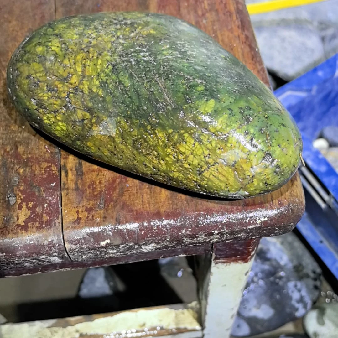 麦***1藏玉药王石原石一个摆件