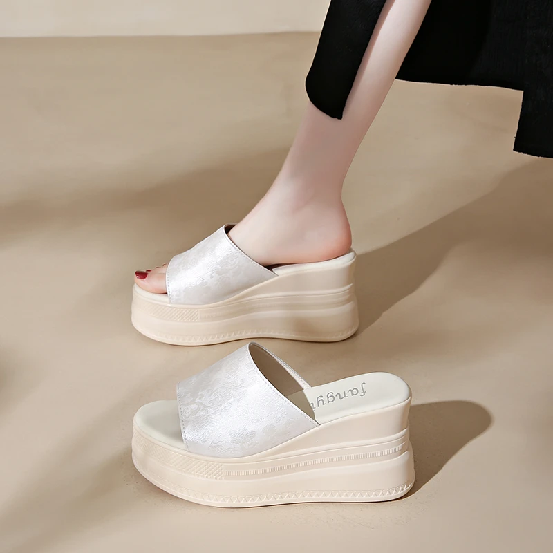 坡跟凉拖鞋女夏季新款时尚百搭外穿网红爆款暗花超高跟女款一字拖