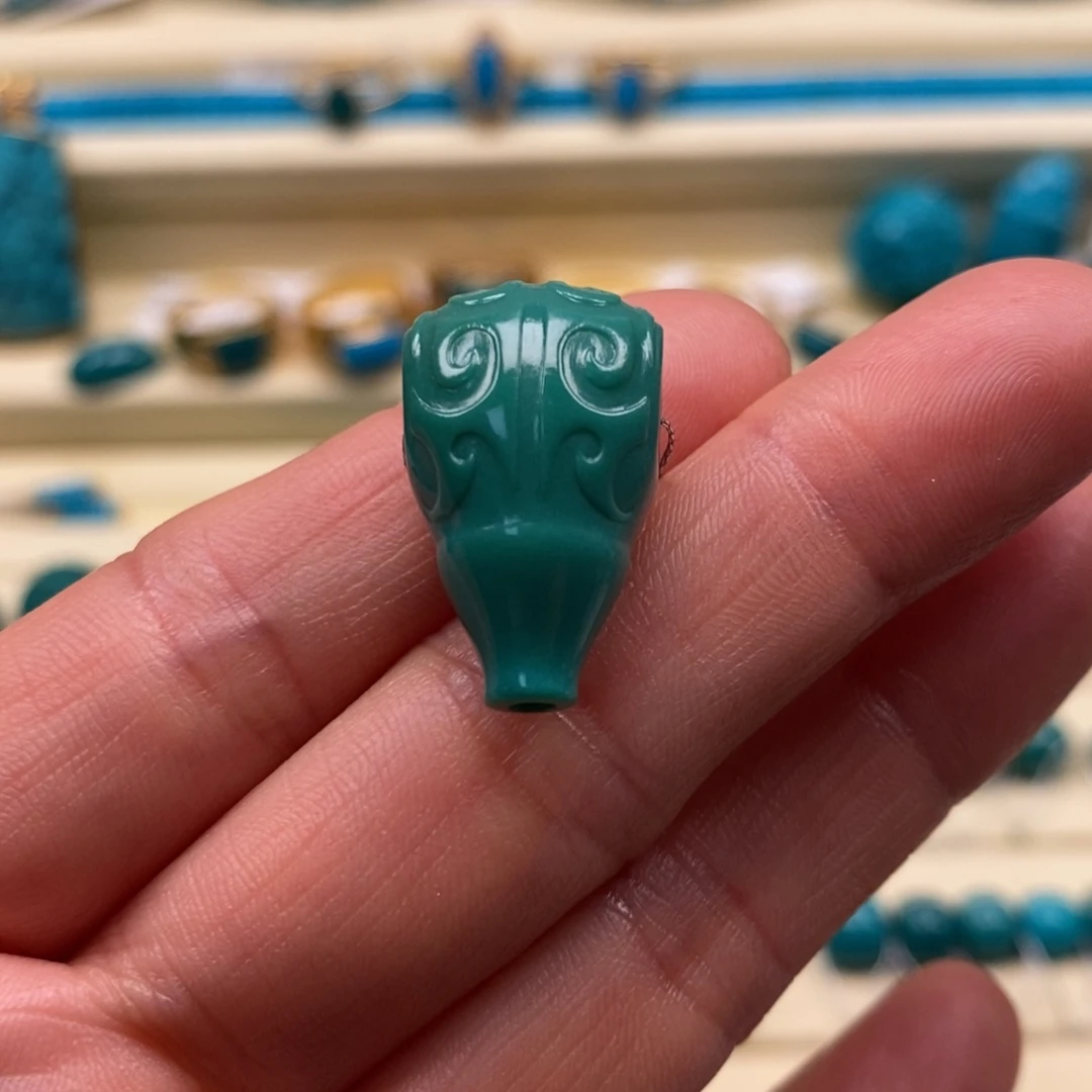 绿松石未镶嵌珠宝奇石对孔13.6厚度12.3博古纹三通