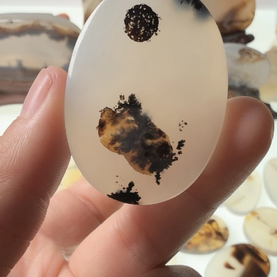 艳***玛瑙/玉髓未镶嵌珠宝半成品