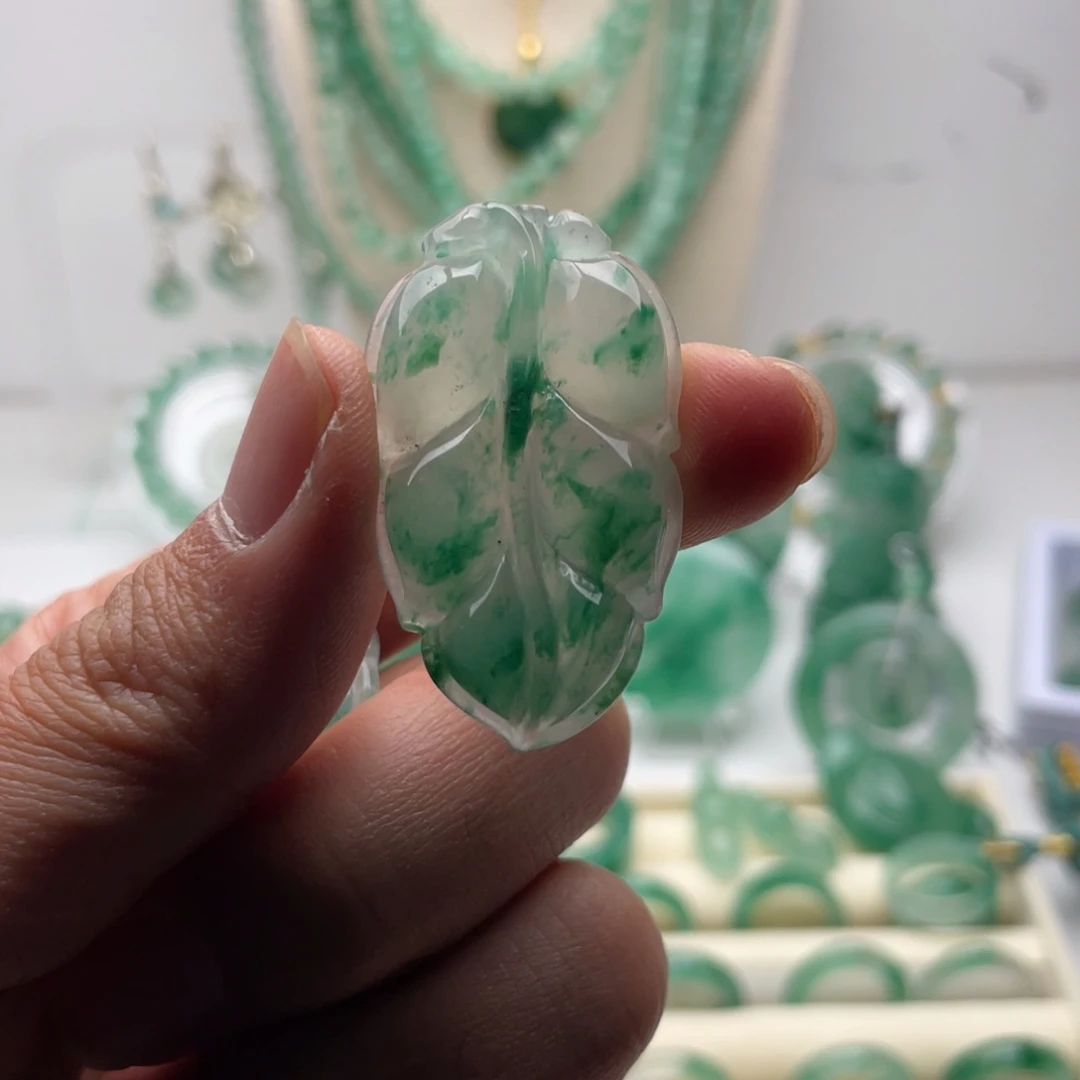 石英质玉未镶嵌颈饰