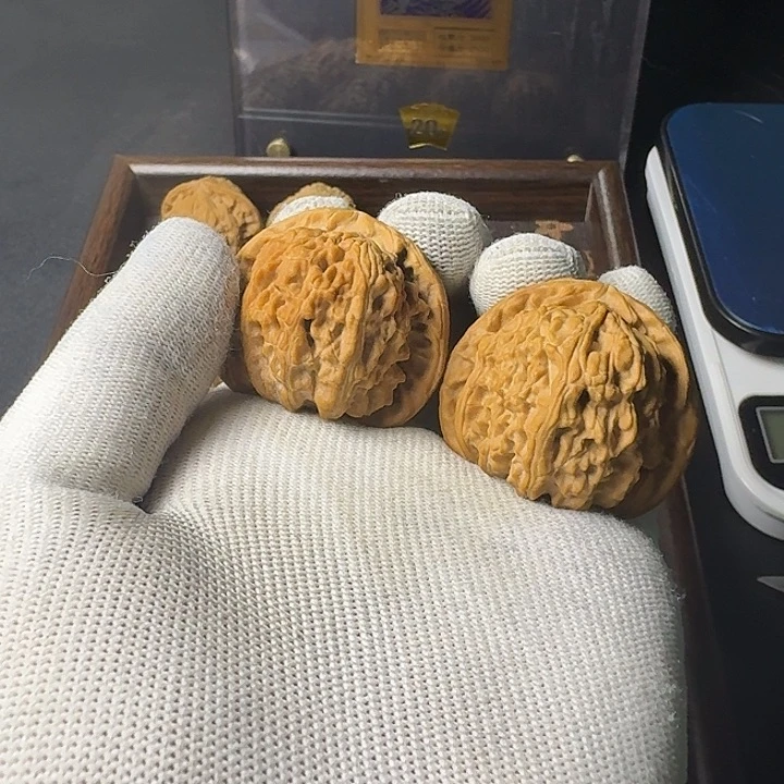 文玩核桃吊坠41白狮子