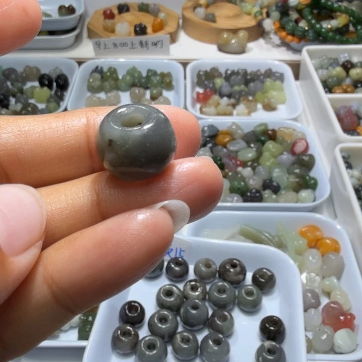 满***艳和田玉未镶嵌珠宝奇石