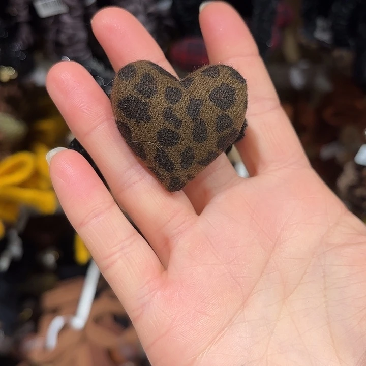 布艺非金属豹纹爱心发绳