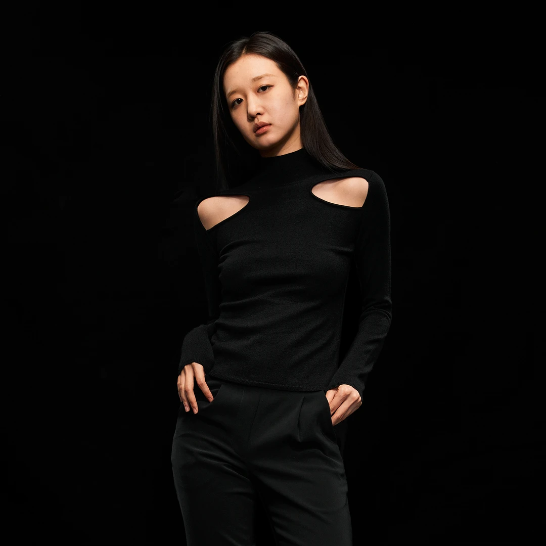 Unawares.WARDROBE系列 肩位镂空设计中高领针织毛衣