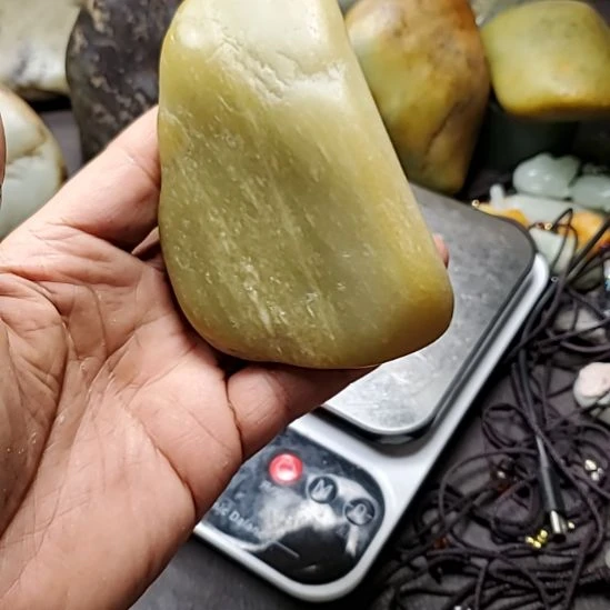 和田玉未镶嵌把件