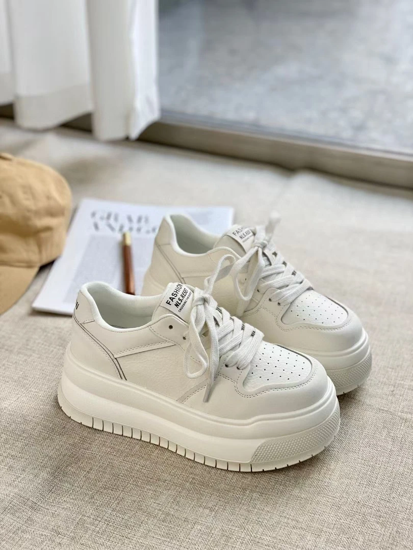 2025早春新款厚底真皮小白鞋百搭时尚休闲鞋小个子增高板鞋单鞋女