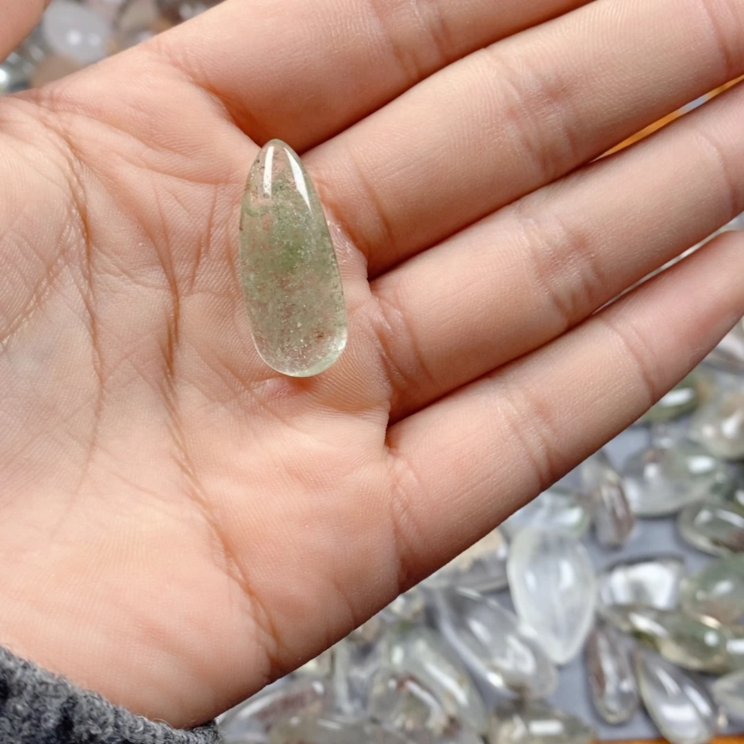 水晶未镶嵌颈饰64。
