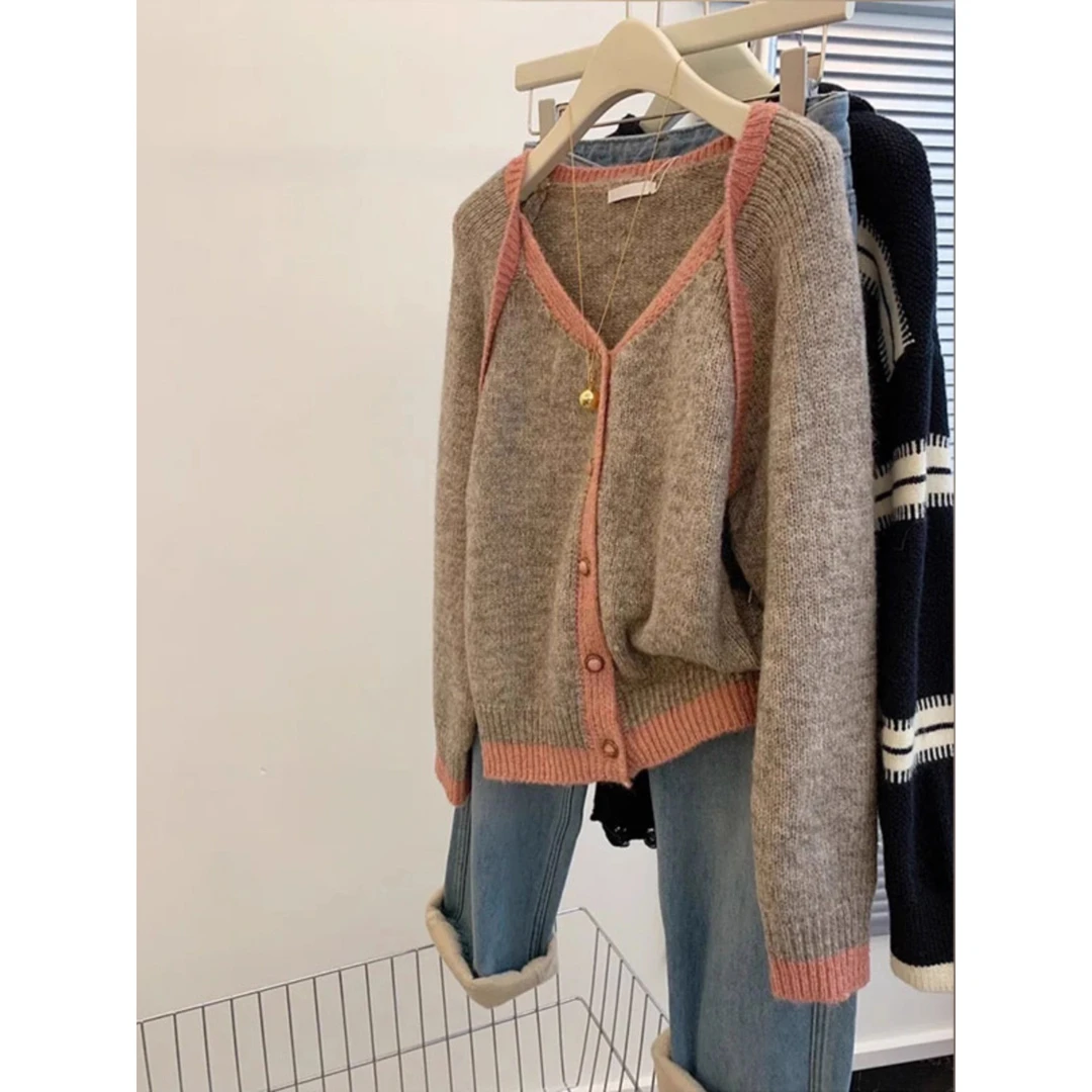 巨绵软！！墙裂推荐，温柔撞色v领毛衣秋冬季穿搭慵懒风灰色针织衫女