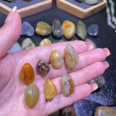 和田玉未镶嵌颈饰乐*哥