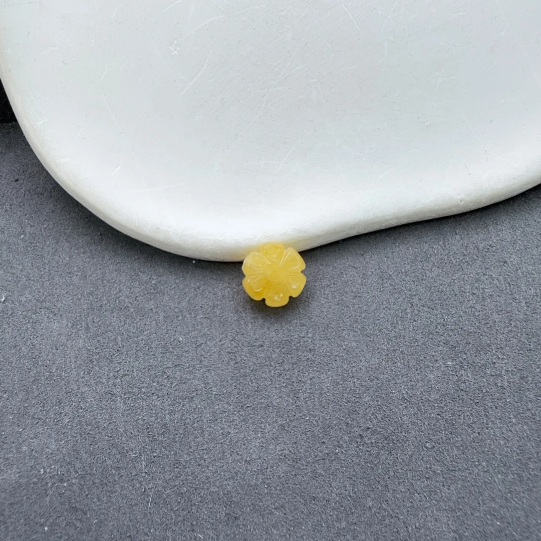 天然蜜蜡梅花雕刻件（中）