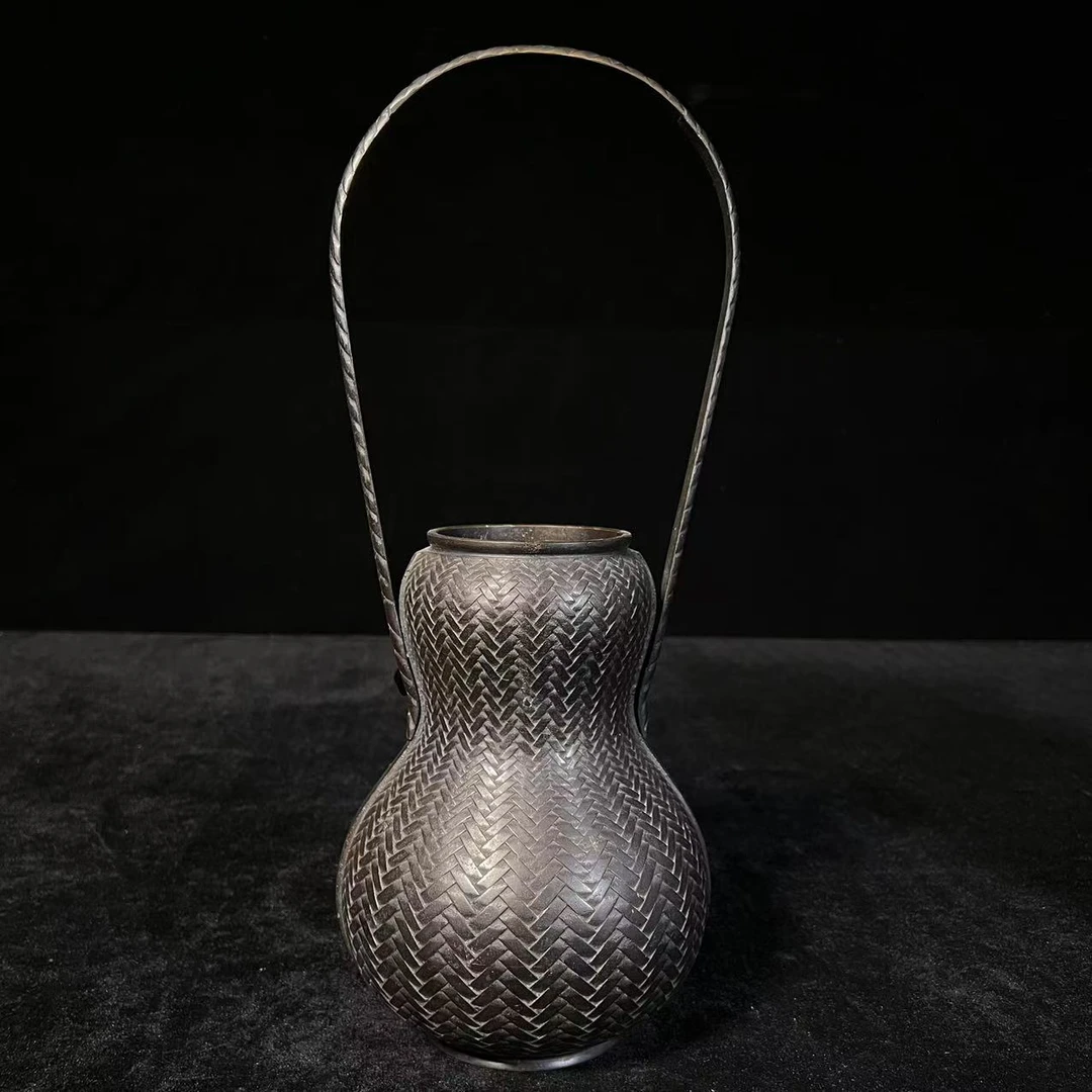 Lot9:   浮雕工艺铜花器