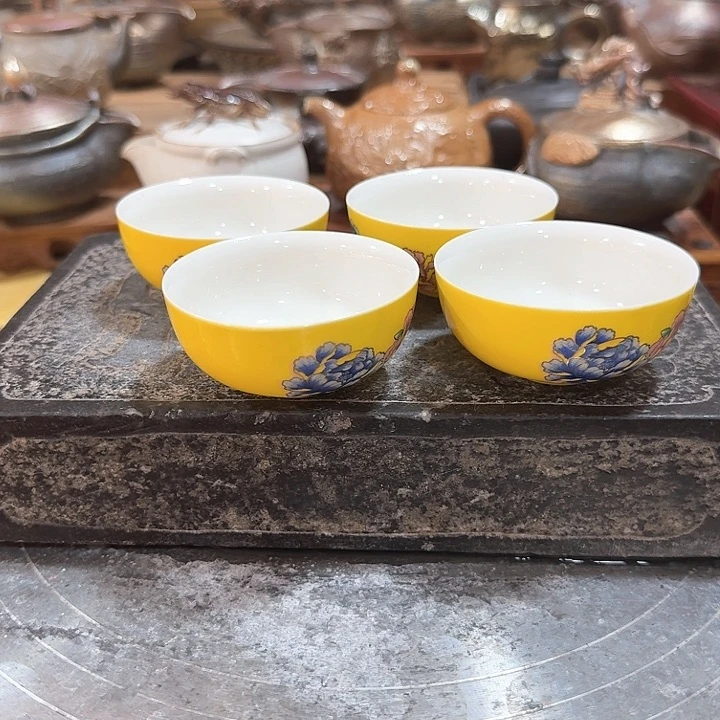 主人杯一个，瓷。。品茗