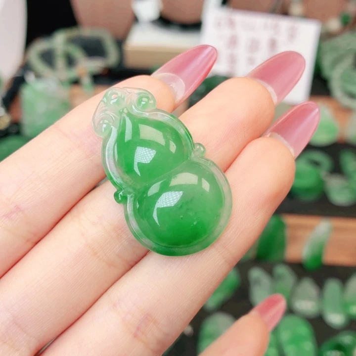石英质玉（非洲翠）未镶嵌颈饰